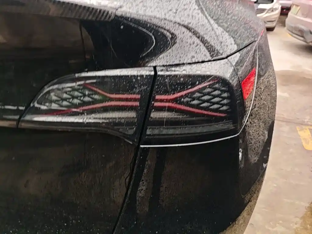 Tesla Model Y — миниатюра 8