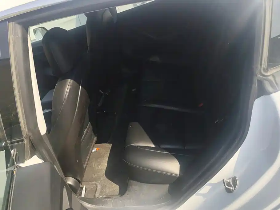Tesla Model 3 — миниатюра 10