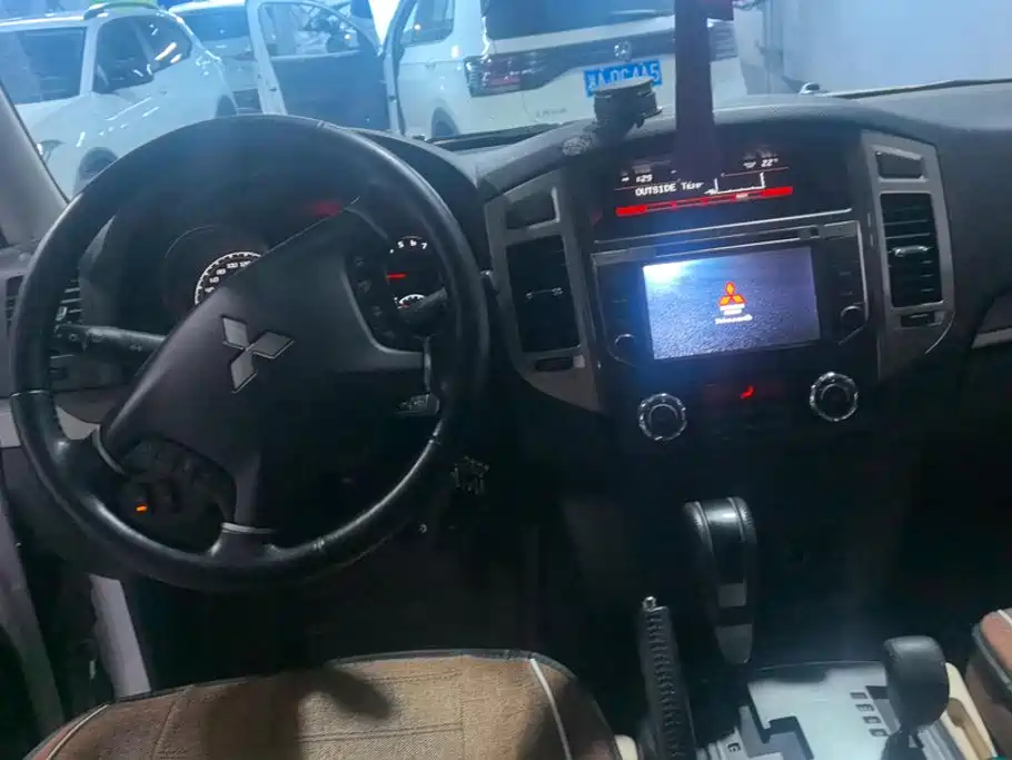 Mitsubishi Pajero (Import) — миниатюра 12