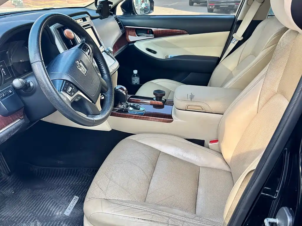 Toyota Crown — миниатюра 4