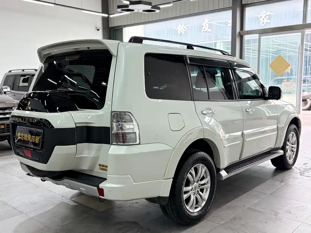 Mitsubishi Pajero (Import) — миниатюра 5