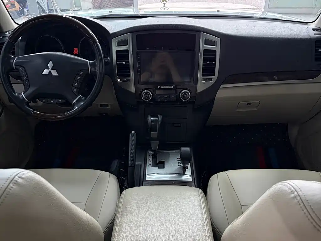 Mitsubishi Pajero (Import) — миниатюра 13