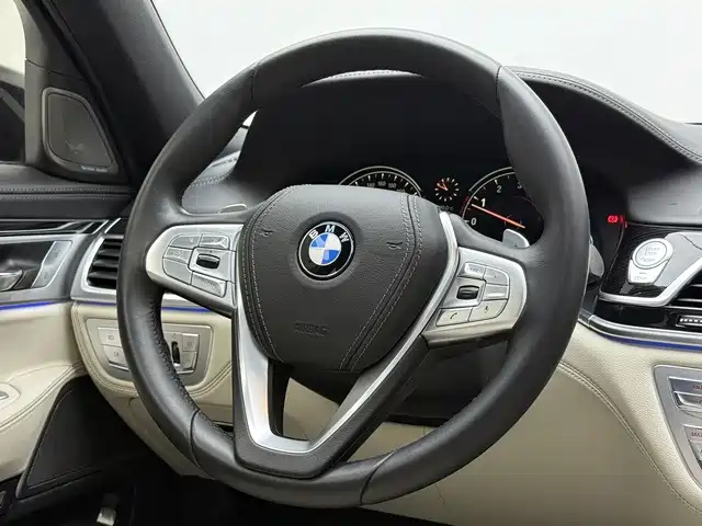 BMW 7 Series — миниатюра 11