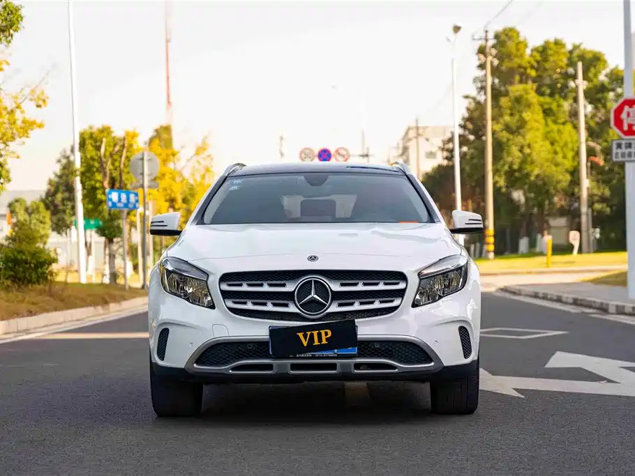 MERCEDES-BENZ GLA