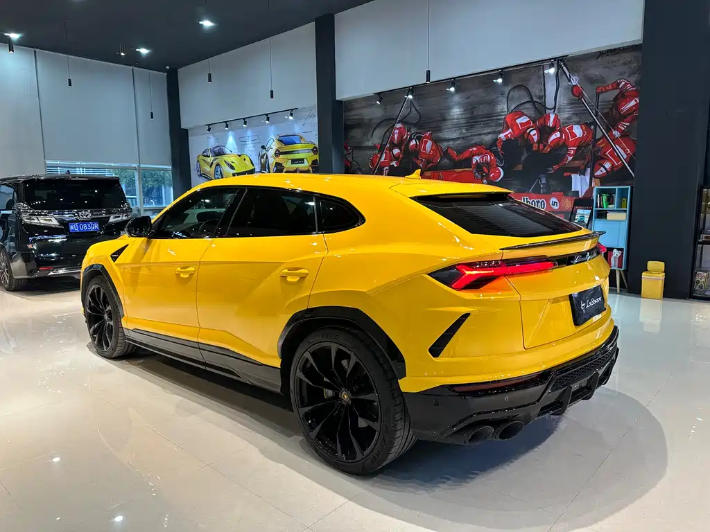 LAMBORGHINI URUS