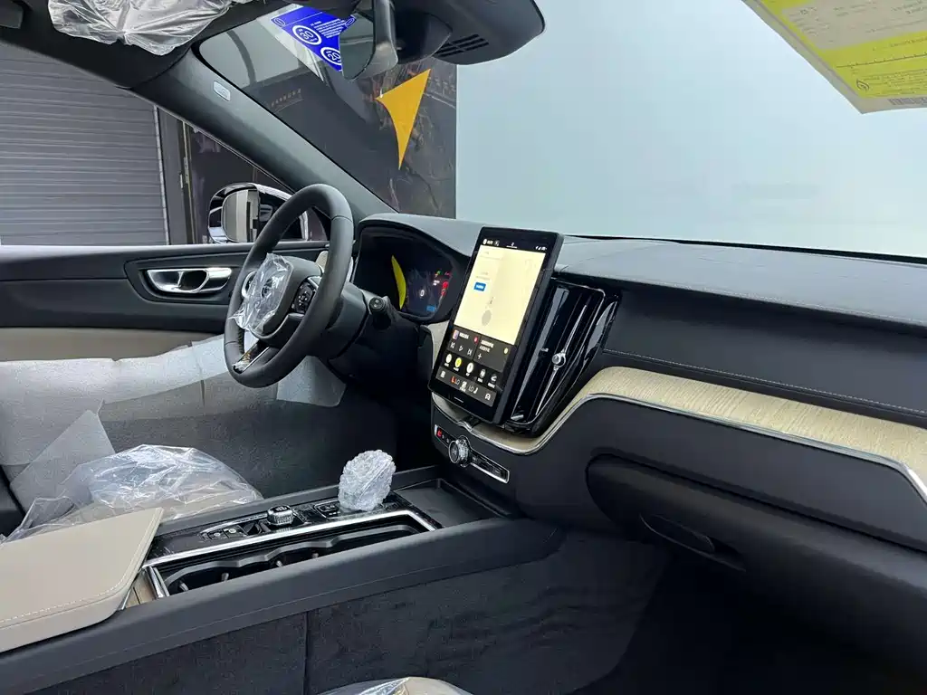 Volvo XC60 2026 B5 Luxury