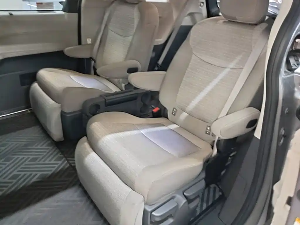 Toyota Sienna — миниатюра 17