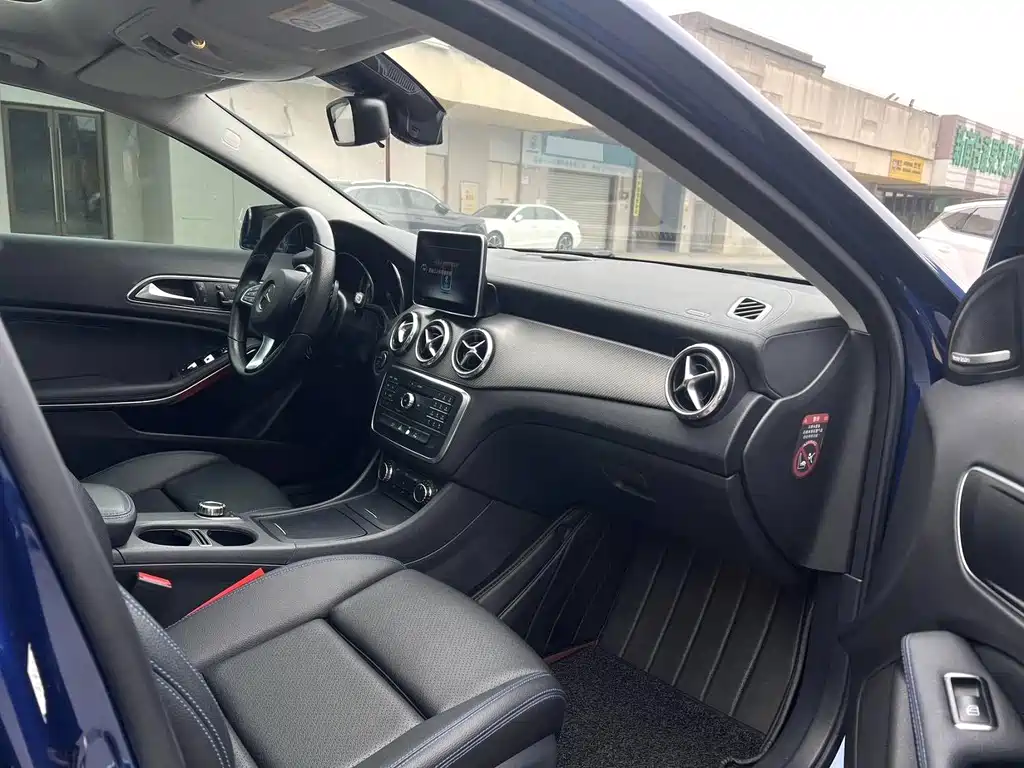 MERCEDES-BENZ GLA