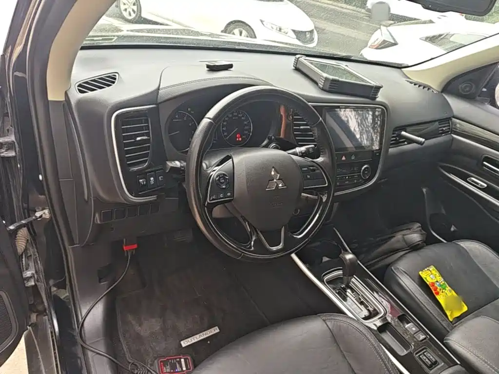 Mitsubishi Outlander — миниатюра 10
