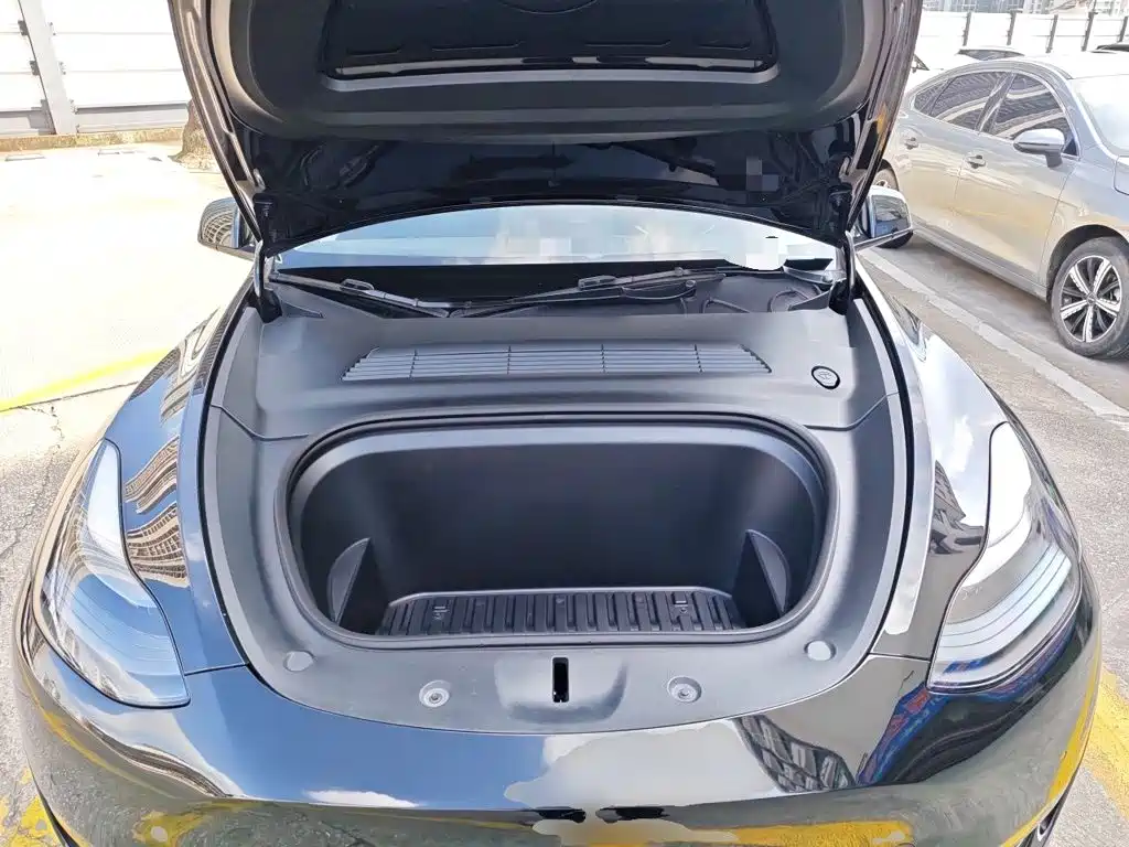 Tesla Model Y — миниатюра 21