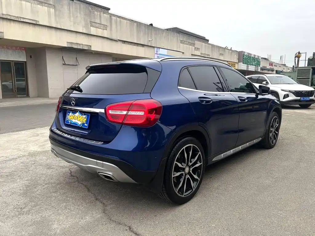 MERCEDES-BENZ GLA
