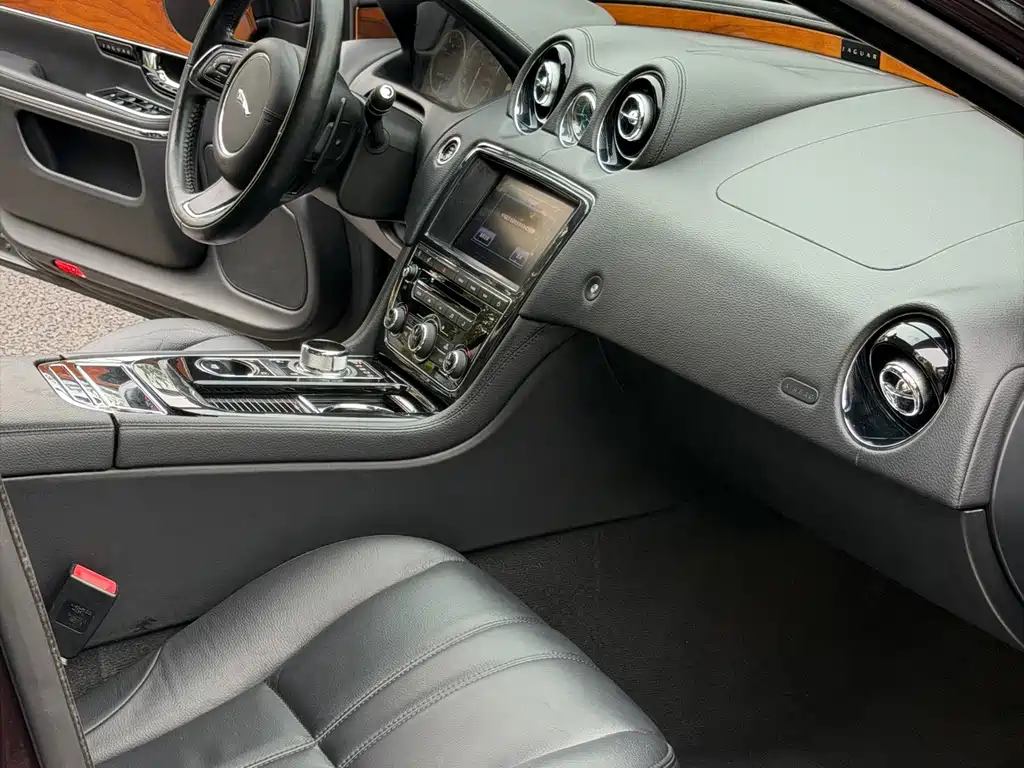 Jaguar XJ — миниатюра 14