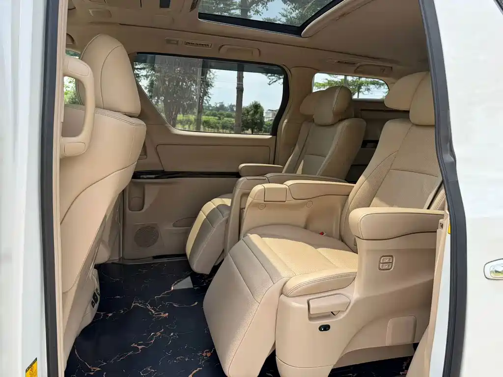 Toyota Alphard — миниатюра 6