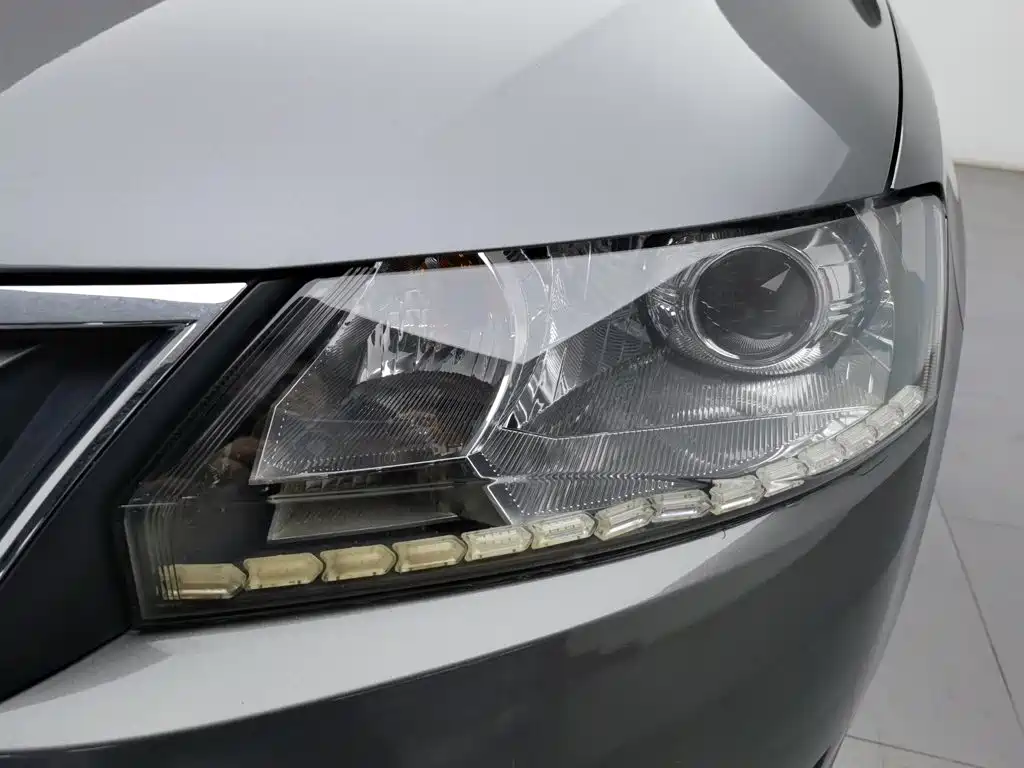 Skoda Rapid — миниатюра 7