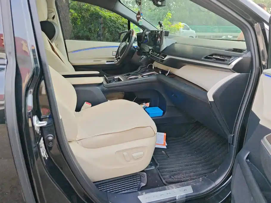 Toyota Granvia — миниатюра 8