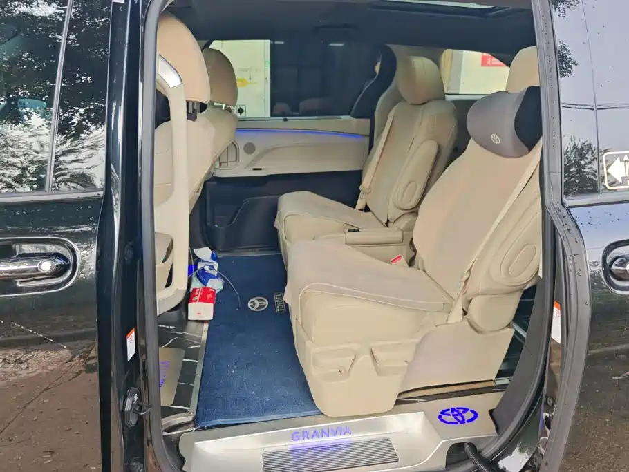 Toyota Granvia — миниатюра 11