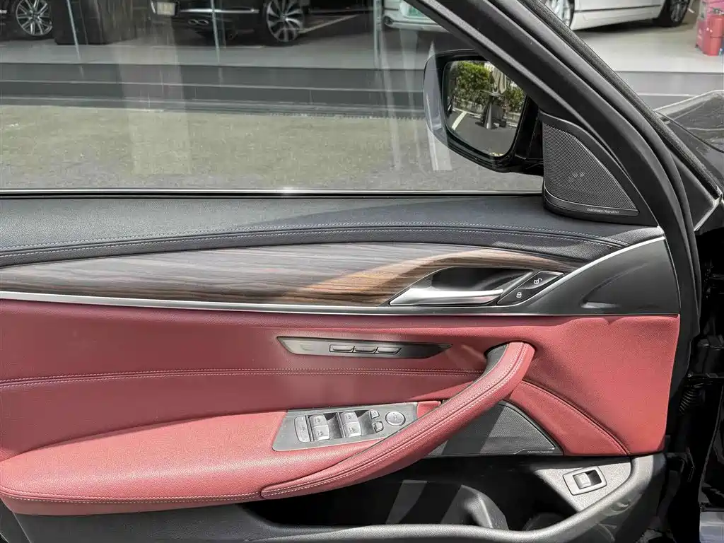BMW 5 Series — миниатюра 9