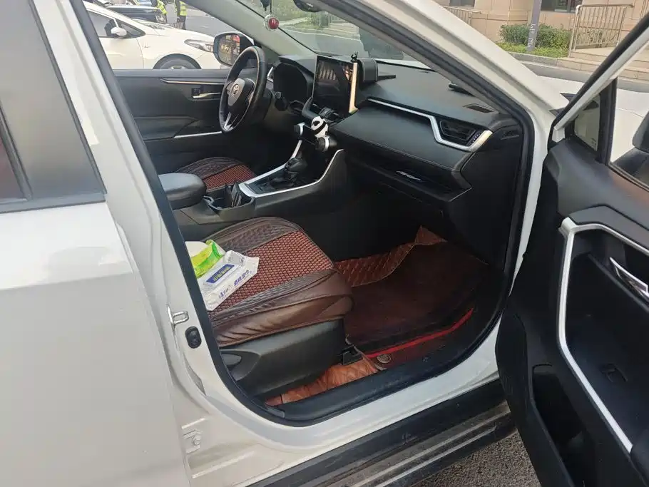 Toyota RAV4 — миниатюра 8