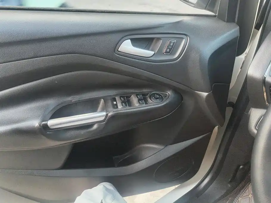 Ford Kuga — миниатюра 7