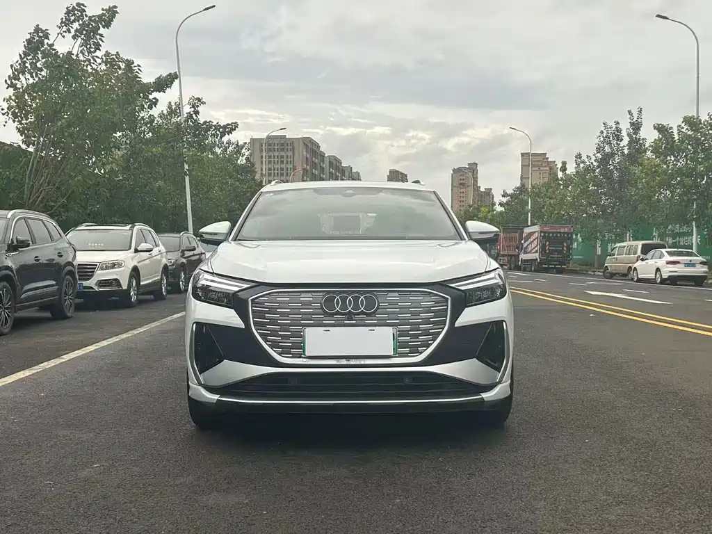 AUDI Q4 E TRON