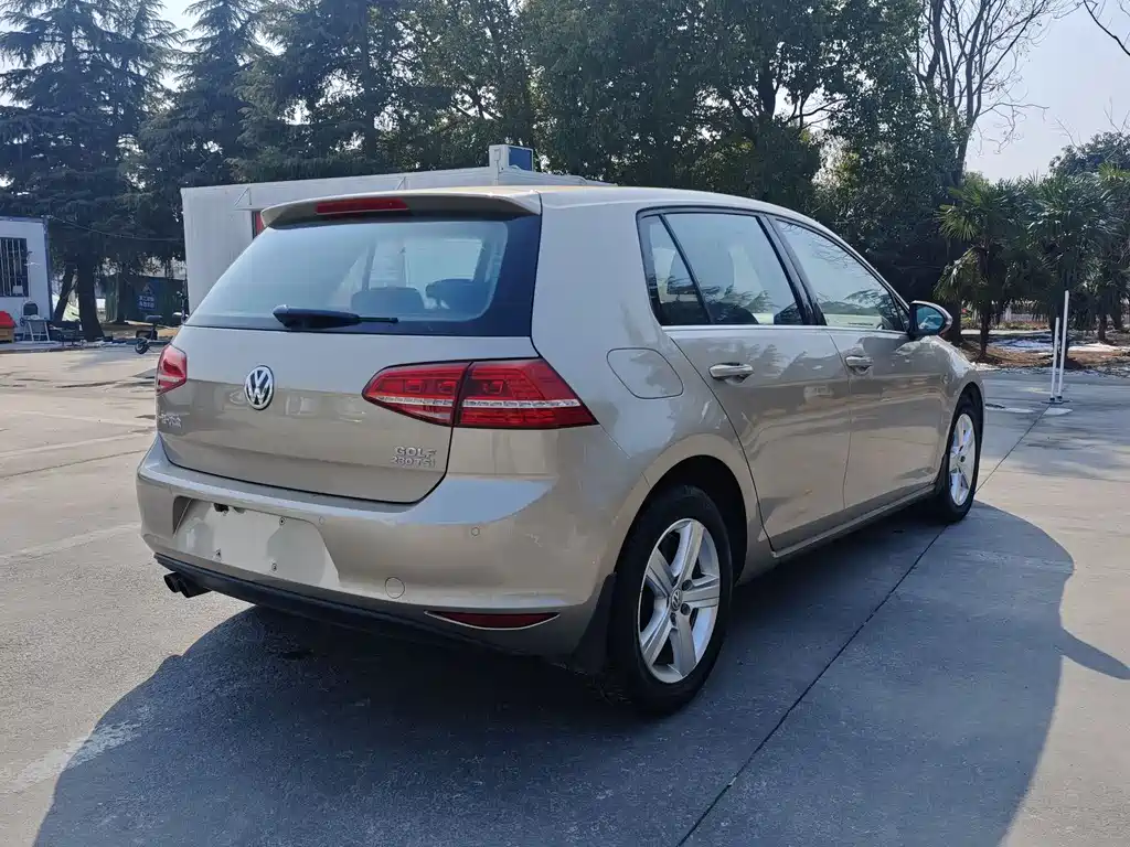 VOLKSWAGEN GOLF