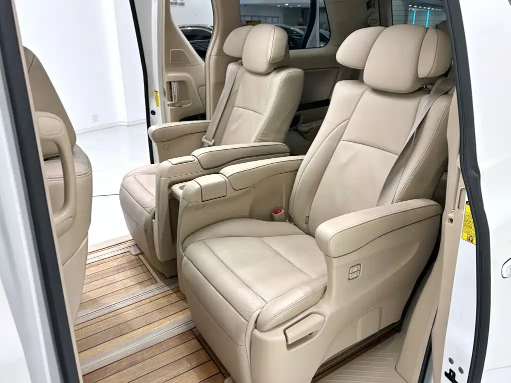Toyota Alphard — миниатюра 12
