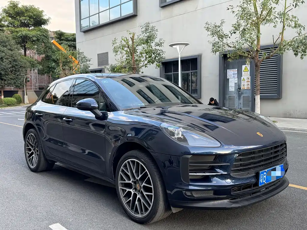 PORSCHE MACAN