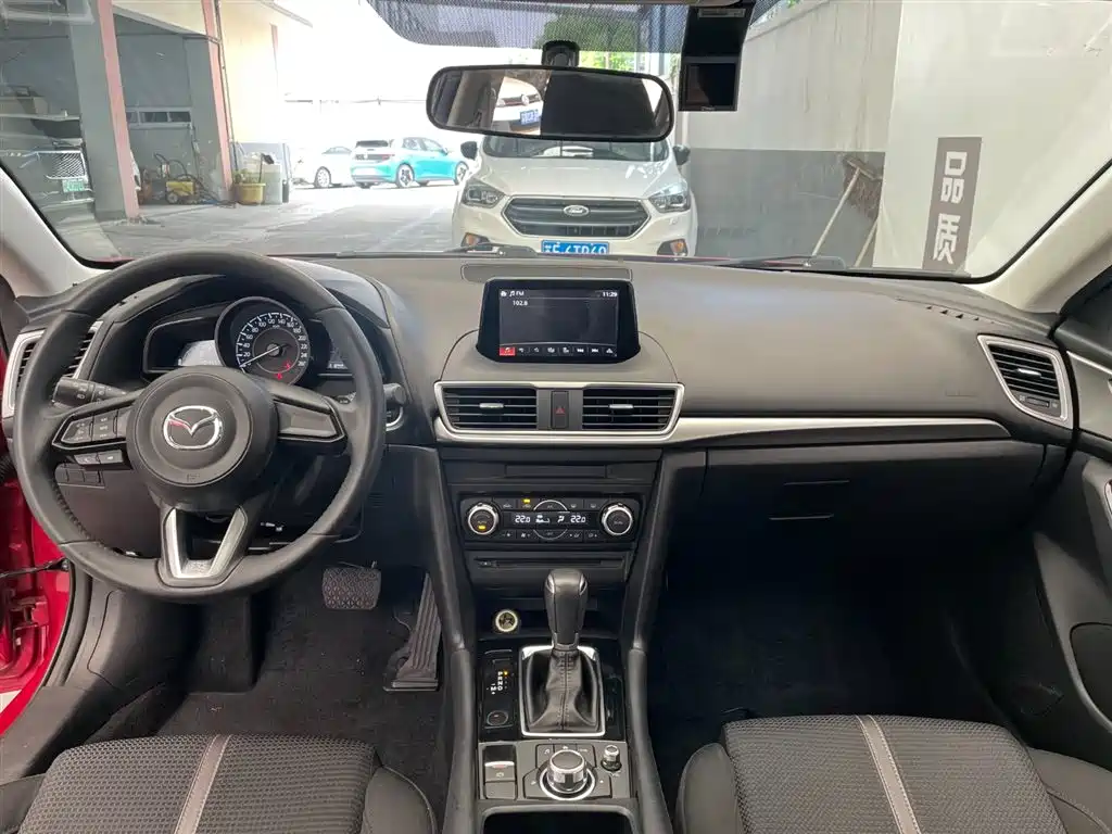 Mazda Mazda3 3 2017 2.0L AT Luxury V