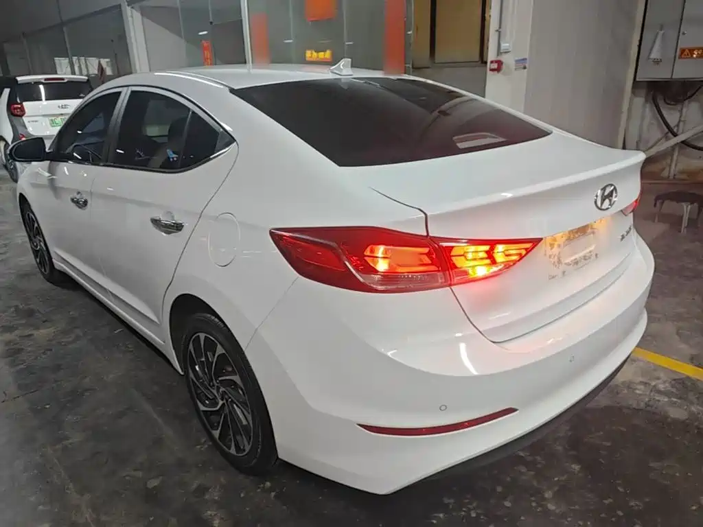 Hyundai Elantra — миниатюра 5