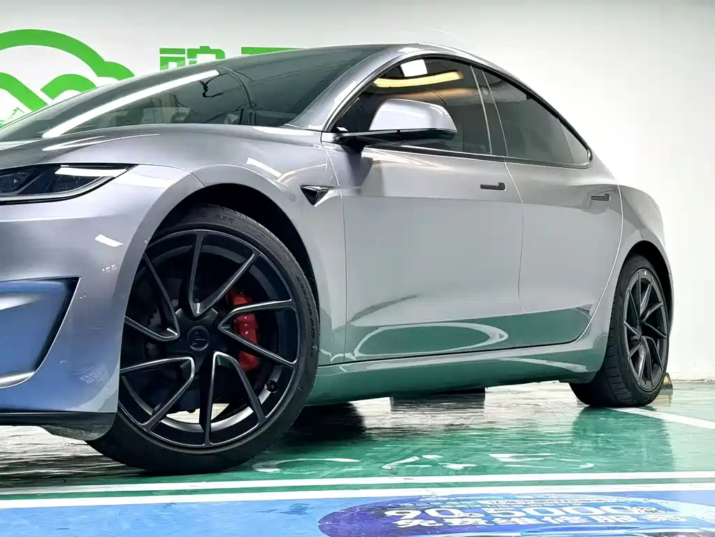 Tesla Model 3 — миниатюра 3