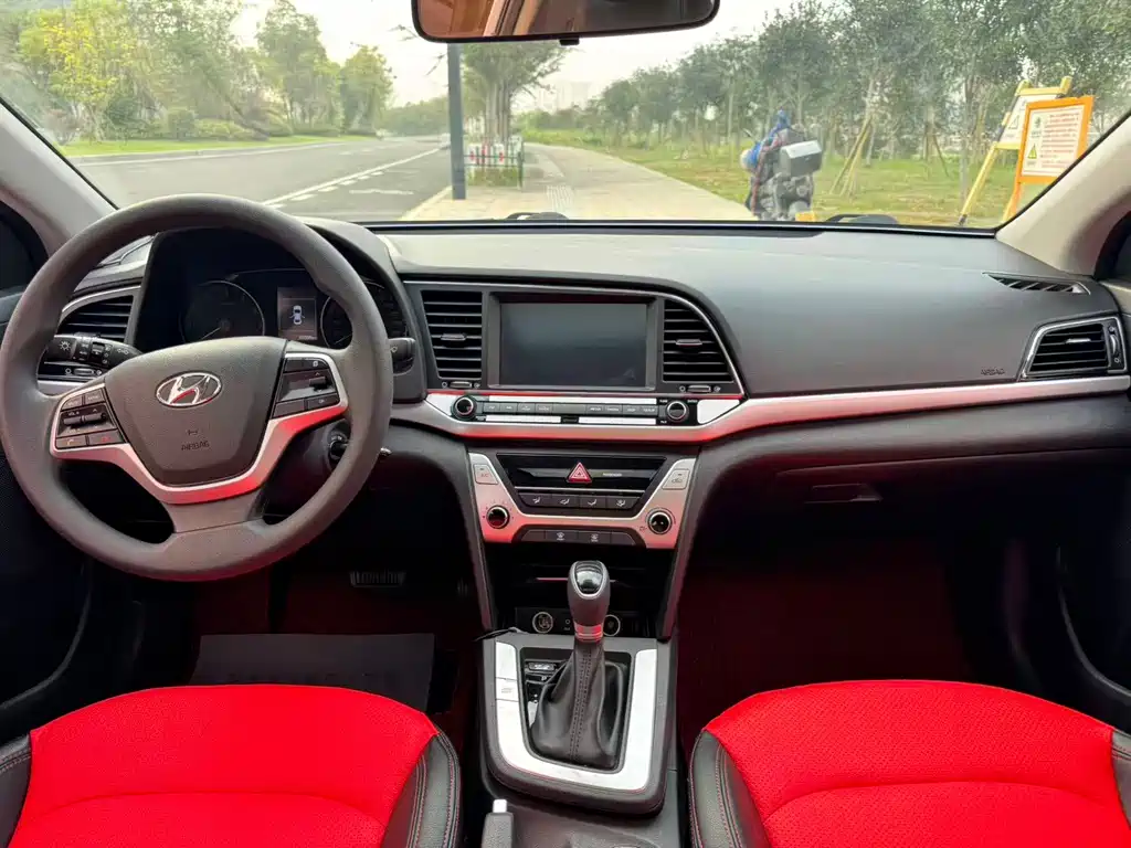 Hyundai Elantra — миниатюра 5