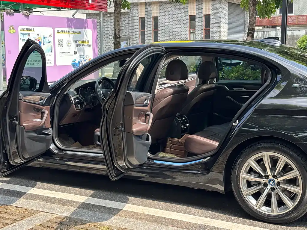 BMW 5 Series New Energy — миниатюра 18