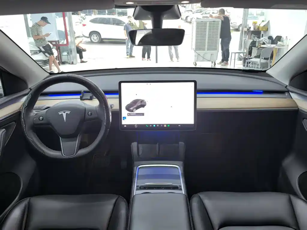 Tesla Model Y — миниатюра 6