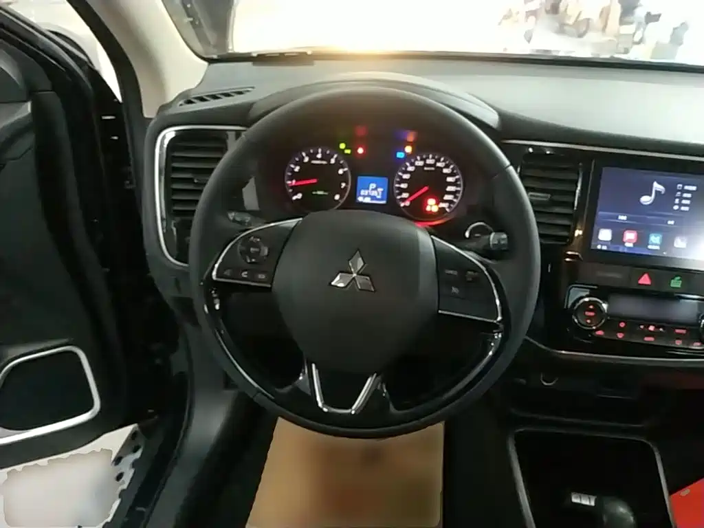 Mitsubishi Outlander — миниатюра 11