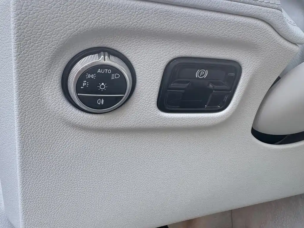 Mercedes-Benz EQE SUV — миниатюра 26