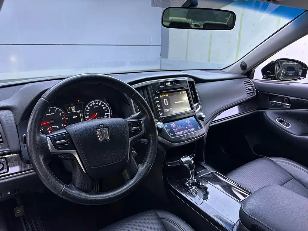 Toyota Crown 2015 2.0T Fashion