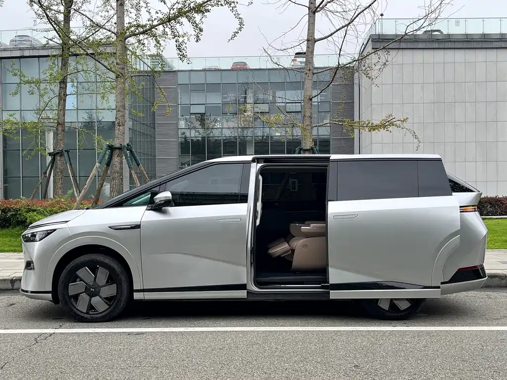XPeng X9 — миниатюра 4