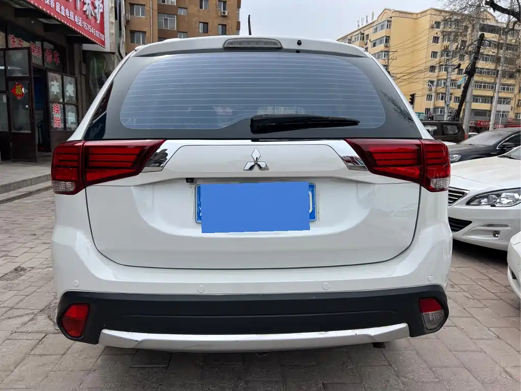 Mitsubishi Outlander — миниатюра 6