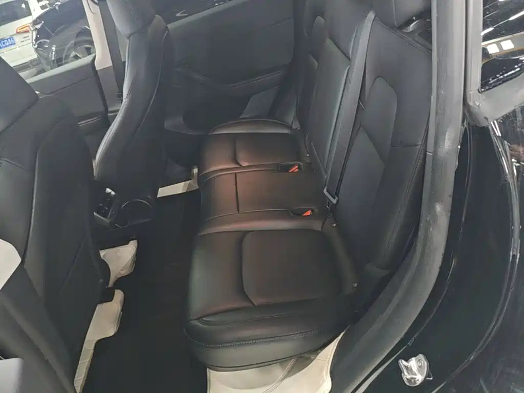 Tesla Model Y — миниатюра 17