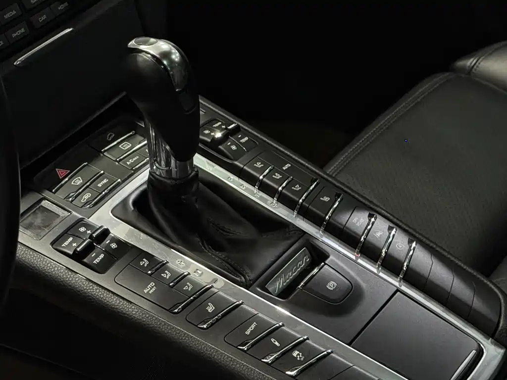 PORSCHE MACAN