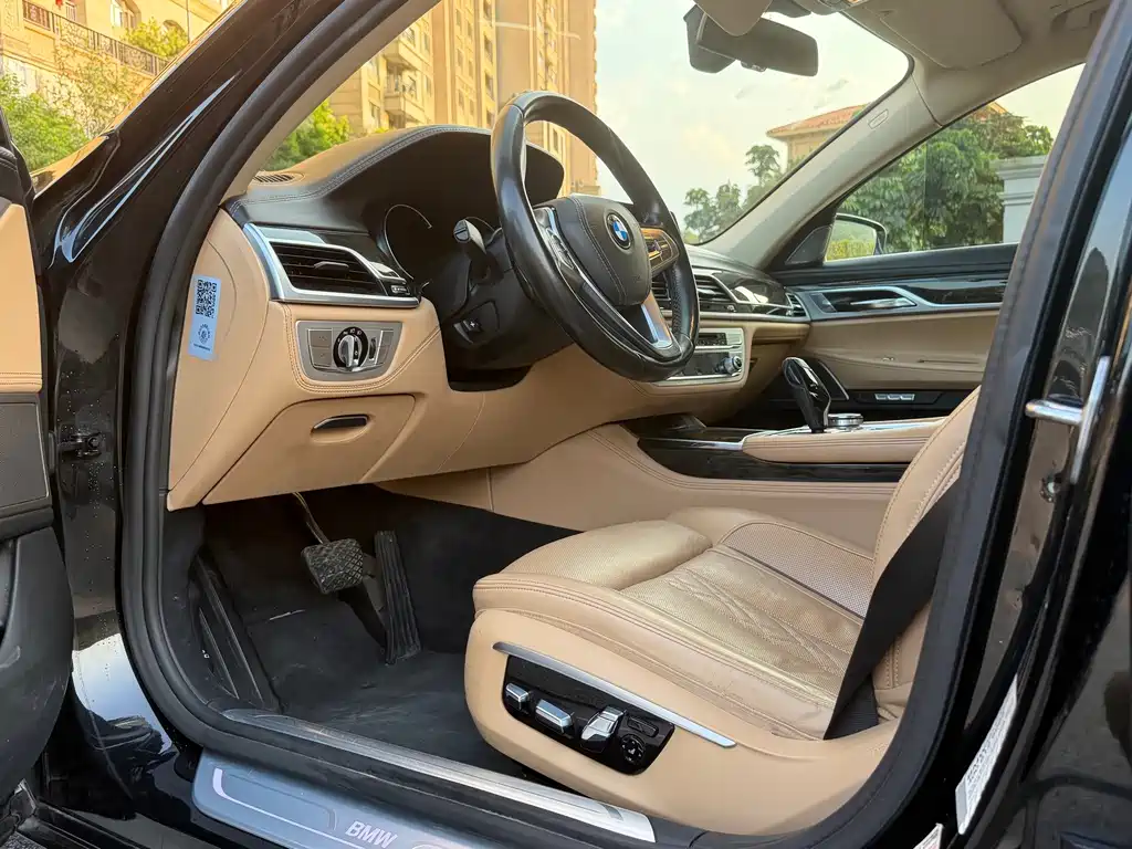 BMW 7 Series — миниатюра 9