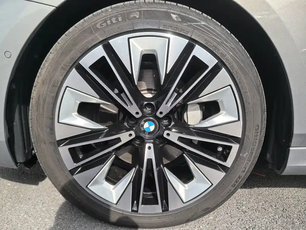 BMW 5 Series — миниатюра 12