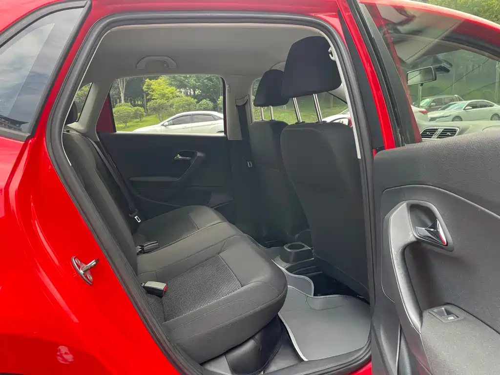 Volkswagen Polo 2011 1.4L AT