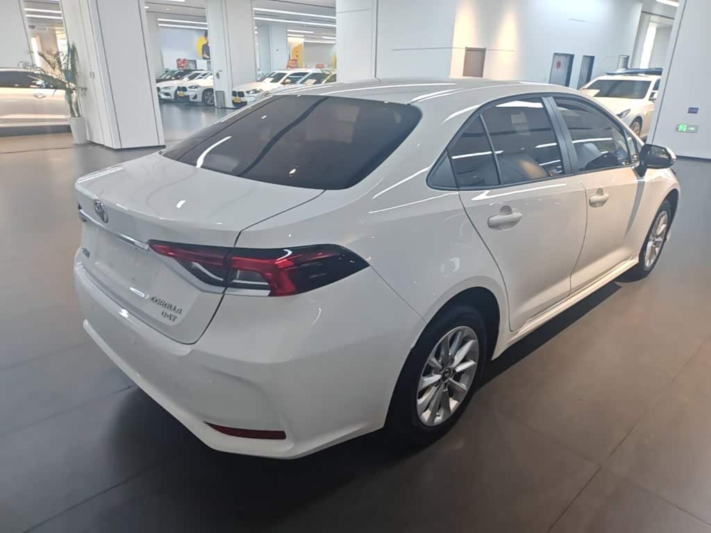 Toyota Corolla 1.2 л 2021 г. Белый, пробег 37500 км