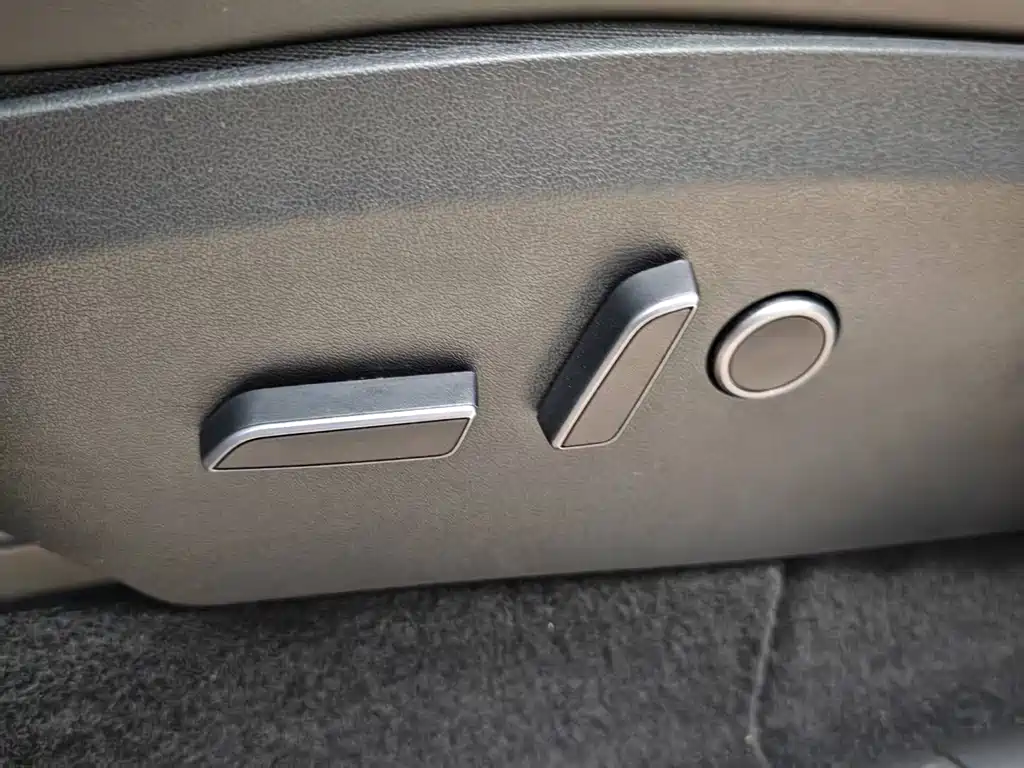 Tesla Model Y — миниатюра 16