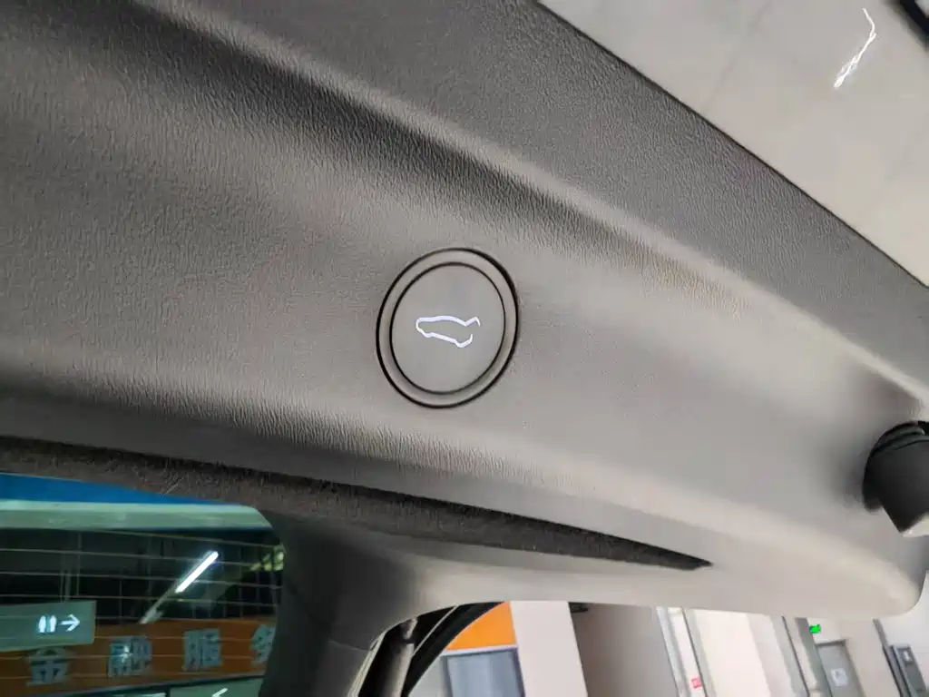 Tesla Model Y — миниатюра 21