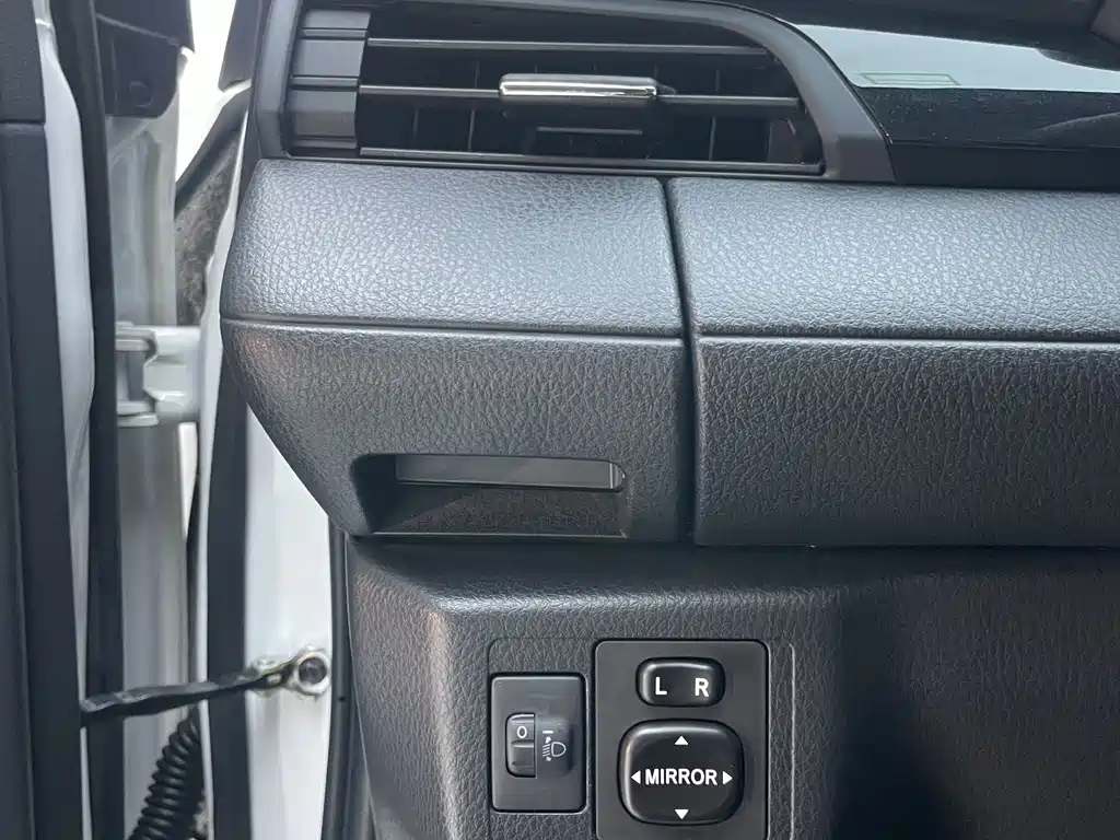 Toyota Yaris L — миниатюра 11