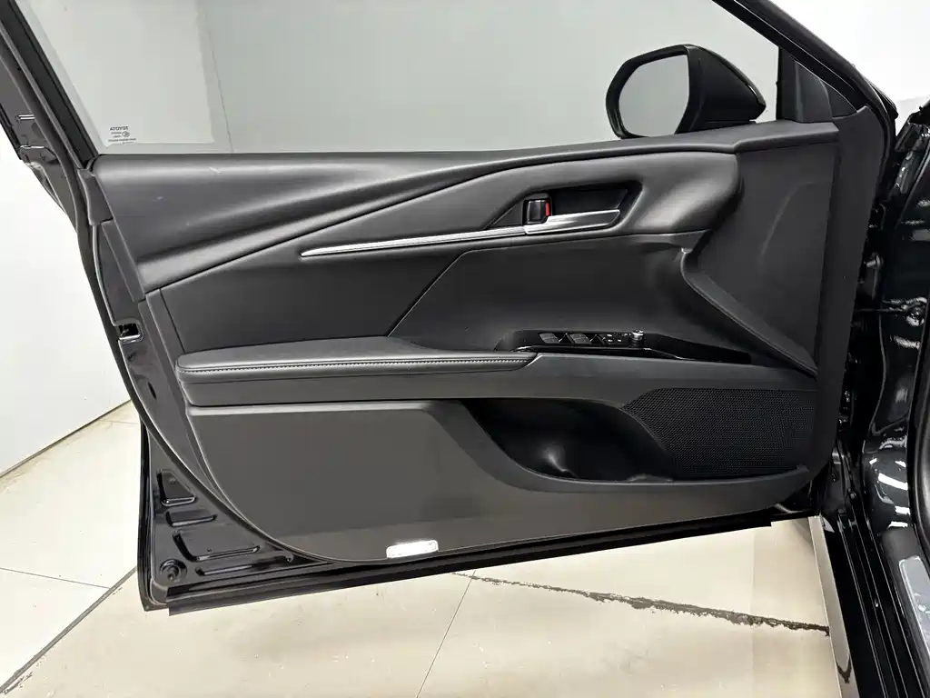 Toyota Camry — миниатюра 10