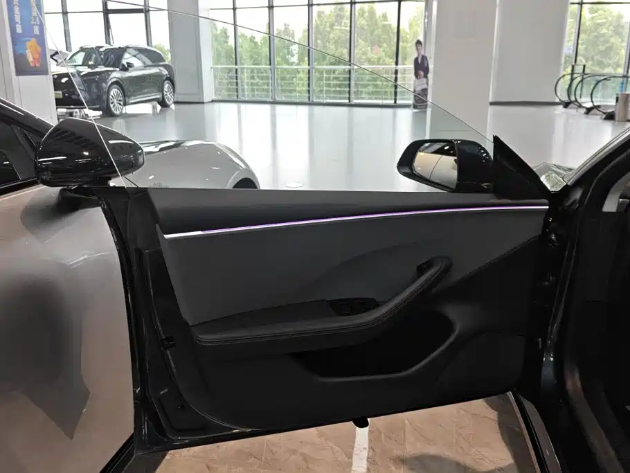 Tesla Model 3 — миниатюра 7
