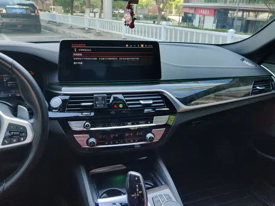 BMW 5 Series — миниатюра 13